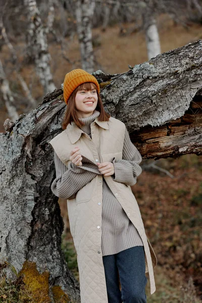 젊은 여자가 가을 날씨에 야외에서 산에서 생활하는 모습 — 스톡 사진