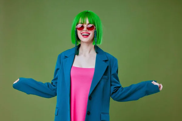 Χαρούμενη νεαρή γυναίκα με πράσινη περούκα ποζάροντας — Φωτογραφία Αρχείου