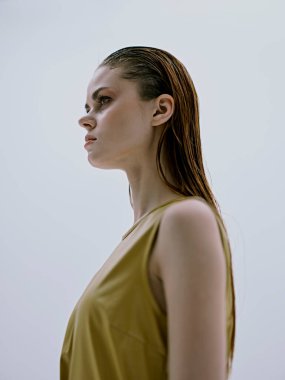 Islak saçlı güzel bir kadın.