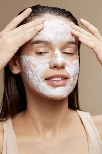 Mosolygós fiatal nő arc maszk krém tiszta bőr arc bozót közelkép smink — Stock Fotó
