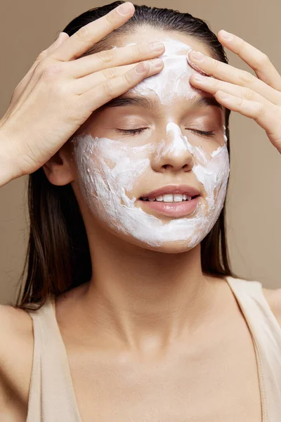 Gyönyörű nő krém arcon pózol kozmetikumok tiszta bőr közelkép smink — Stock Fotó