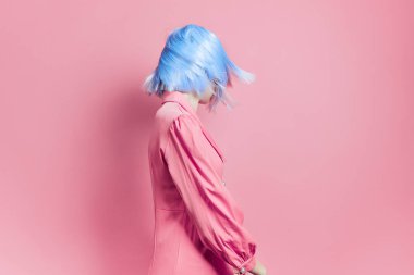 Güzel bir kadın parlak makyaj moda güneş gözlüğü pembe arka plan