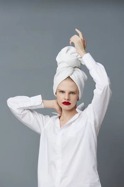 白いシャツを着た頭にタオルを被ったファッショナブルな女性が — ストック写真