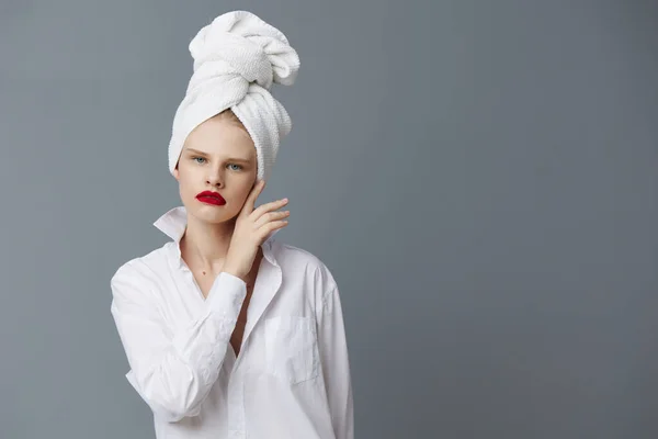 Μοντέρνα γυναίκα με πετσέτα στο κεφάλι σε λευκό πουκάμισο μοντέλο στούντιο αναλλοίωτη — Φωτογραφία Αρχείου