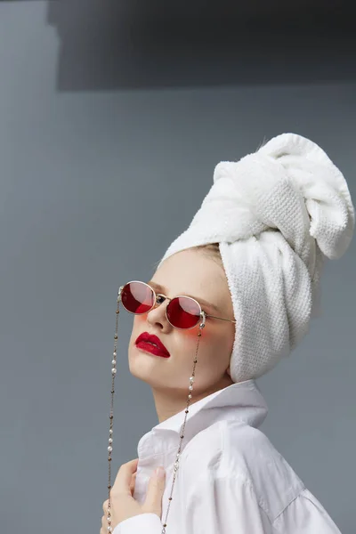 Πορτρέτο μιας γυναίκας κόκκινα γυαλιά πετσέτα στο κεφάλι μοντέλο στούντιο μακιγιάζ αναλλοίωτη — Φωτογραφία Αρχείου