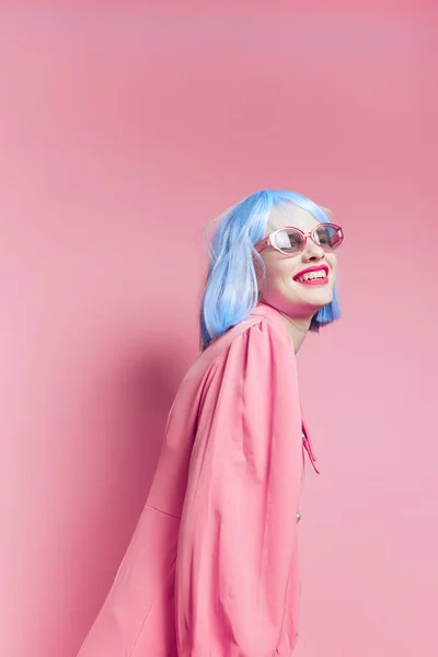 Retrato de una mujer en gafas de sol lleva una peluca azul maquillaje estilo de vida posando — Foto de Stock