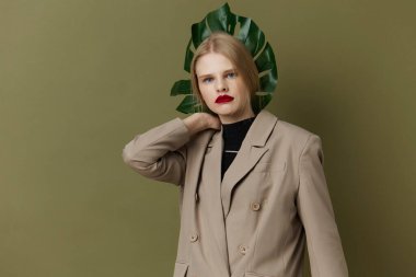Moda kadını kırmızı dudaklar palmiye yaprağı cazibesi stüdyo modeli değiştirilmemiş