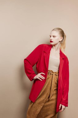 moda kadın kozmetik kırmızı dudak moda bej arka plan