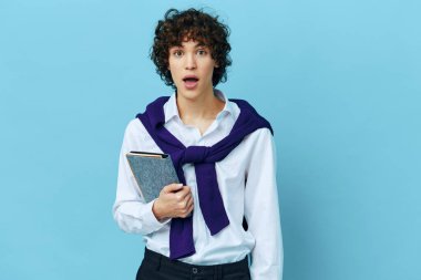 Kolej öğrenim ceketi olan bir öğrenci.