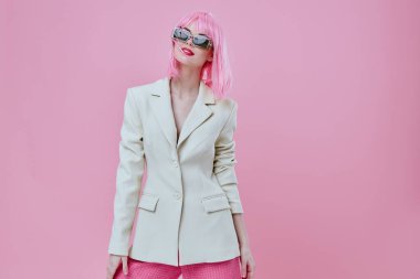 Beyaz ceketli güzel kadın. Pembe saçlı. Glamor Kozmetik 'in arka planı değişmemiş.