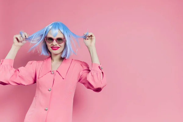 Mujer glamorosa en gafas de sol lleva un maquillaje peluca azul fondo aislado —  Fotos de Stock