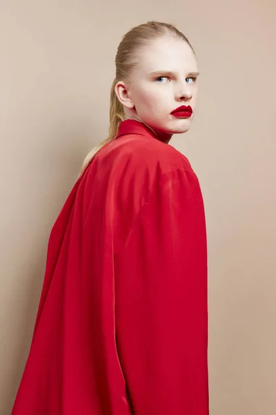 변함 이 없는 빨간 재킷 스튜디오 모델의 여성 분장 사진 — 스톡 사진
