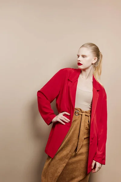 Mujer de moda cosméticos labios rojos moda fondo beige — Foto de Stock