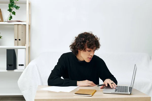 Tiener laptop zittend op witte bank online training woonkamer — Stockfoto
