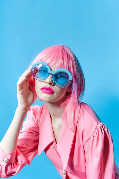 Divatos nő rózsaszín paróka rózsaszín ruha Vörös ajkak stúdió modell változatlan — Stock Fotó