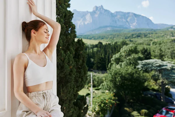 아름다운 여성 호텔 테라스 레크리에이션 자연의 여름날 — 스톡 사진