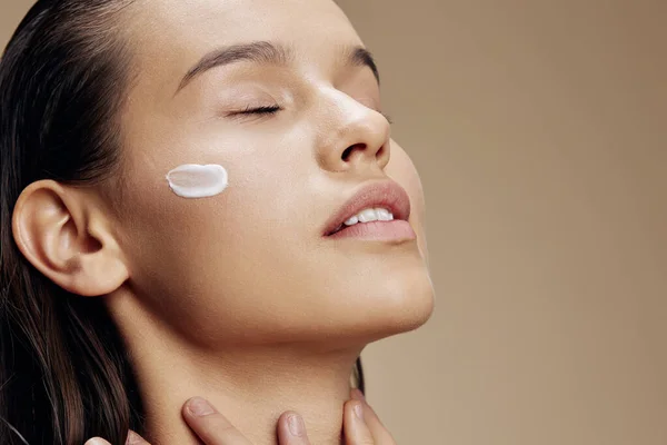 화장을 하는 얼굴에 흰색 마스크를 사용 함으로써 여성의 피부 관리 — 스톡 사진