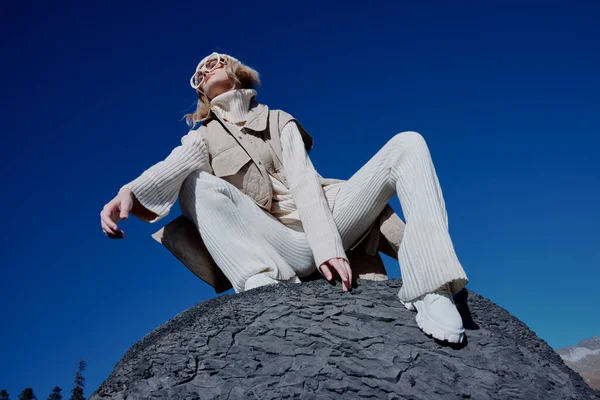 Turista en ropa de otoño se encuentra en un paisaje de roca cielo azul relajación —  Fotos de Stock