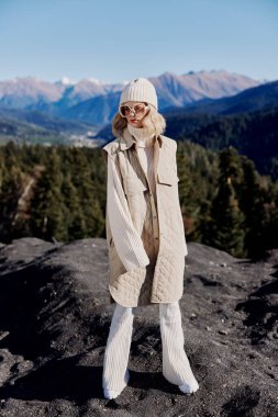 Kadın moda kıyafetleri dağlar doğanın güneşli yaşam tarzı