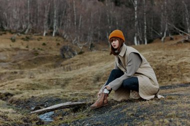 Yapraksız kadın ağaçları seyahat eder. Temiz hava alır.