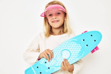 İzole edilmiş kaykay geçmişi olan küçük pembe bir kız.