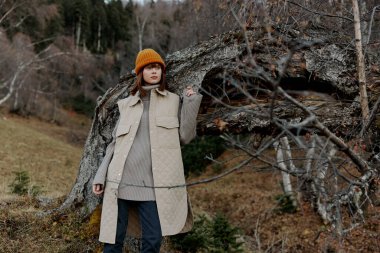 Kadın sonbahar hava durumu dağları manzarası için dışarı çıkıyor.