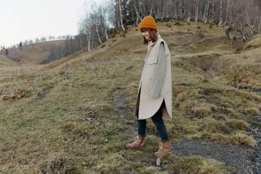 Sonbahar elbiseli turist. Doğa ağaçları rahatça dolaşır.