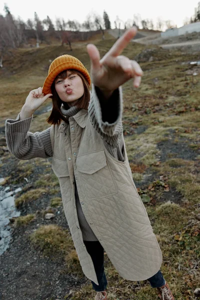 Mujer joven en ropa de otoño naturaleza árboles viajar relajación —  Fotos de Stock