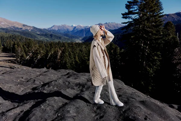 Kobieta Stojąc na skraju urwiska natura podróży relaks — Zdjęcie stockowe