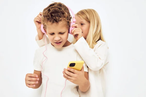 Zwei Vorschulkinder Jungen und Mädchen lächeln mit Handy in der Hand Lebensstil Kindheit — Stockfoto
