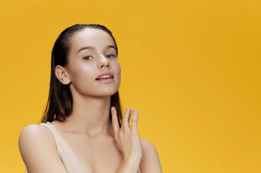 Esmer, temiz cilt sağlığı çekici görünüş kozmetoloji izole geçmiş