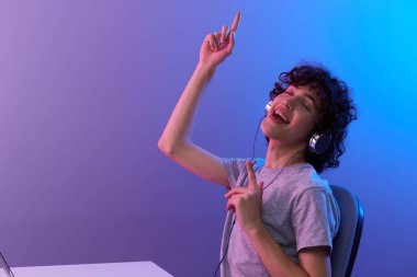 Bilgisayarın başında oturan adam yaşam tarzı teknolojisi.