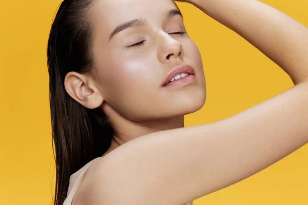 Bela mulher limpa pele saúde atraente olhar cosmetologia isolado fundo — Fotografia de Stock