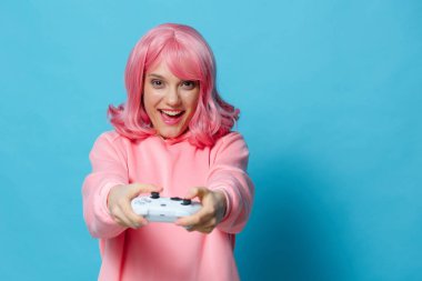 Oyun oynayan kadın joystick eğlence yaşam tarzı moda