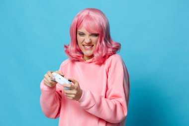 Pembe sweatshirt 'lü genç bir kadın. Hayat tarzı bir eğlence.