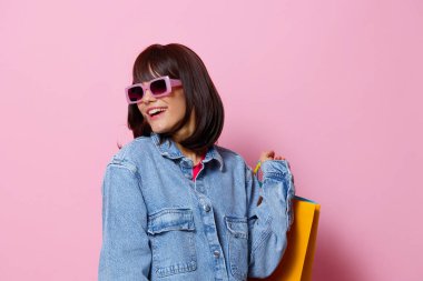 Mağazadan alışveriş yapan bir kadın portresi. Hayat tarzı eğlence.