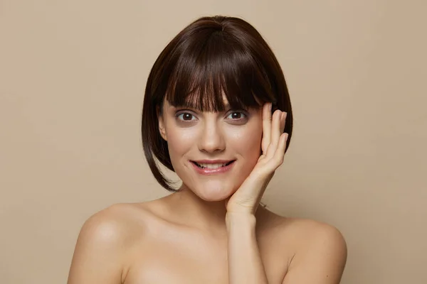Junge Frau lächelt Hautpflege Charme Kurzhaarschnitt Nahaufnahme Lifestyle — Stockfoto