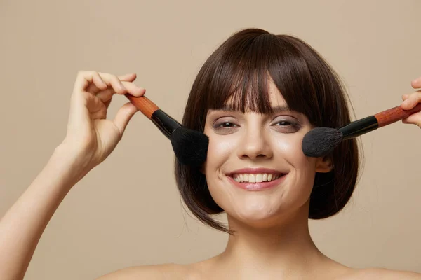 Brünett brushe Kosmetik attraktiven Look posiert Nahaufnahme Lifestyle — Stockfoto