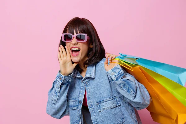 Bela mulher compras na loja divertido entretenimento isolado fundo — Fotografia de Stock