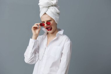Kadın kırmızı gözlüklü havlu makyaj stüdyo modeli değiştirilmemiş.