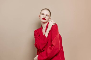 Güzel bayan kırmızı dudak moda stüdyo modeli değiştirilmemiş.