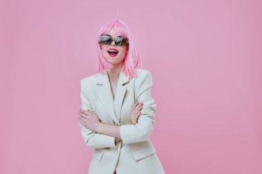 Güneş gözlüğü takan çekici bir kadının portresi. Pembe saçlı. Arka plan değişmemiş.