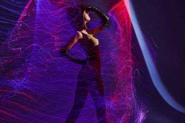 Büyüleyici bir bayan disko neon çizgilerinin portresi lüks moda yaşam tarzı değiştirilmemiş