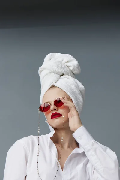 Λαμπερό γυναίκα κόκκινα γυαλιά πετσέτα στο κεφάλι μακιγιάζ απομονωμένο φόντο — Φωτογραφία Αρχείου