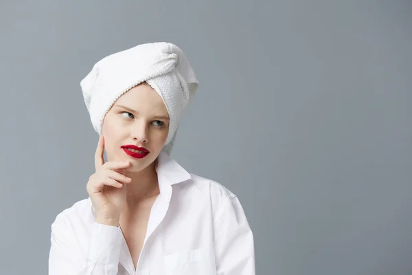 Гарна жінка біла сорочка косметика з рушником на головній студії модель незмінна — стокове фото
