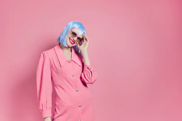 화려 한 여성밝은 화장에 선글라스 핑크 색 배경 — 스톡 사진