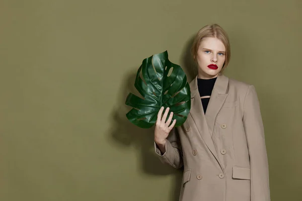 Πορτρέτο μιας γυναίκας πράσινο παλτό φύλλο φοίνικα φωτεινό μακιγιάζ Lifestyle θέτοντας — Φωτογραφία Αρχείου
