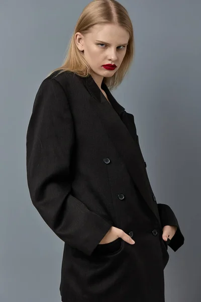 Potret seorang wanita fashion makeup dalam model studio jaket hitam tidak berubah — Stok Foto