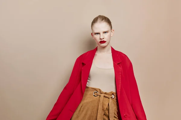 红色外套工作室模特的时髦女性化妆风格保持不变 — 图库照片