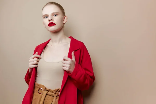 Mulher glamourosa lábios vermelhos jaqueta de moda fundo bege — Fotografia de Stock